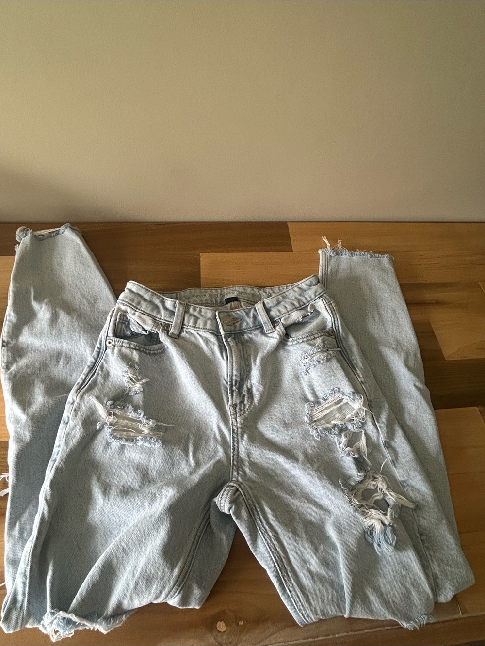 American Eagle Light-Wash Distressed Mom Jean 0R